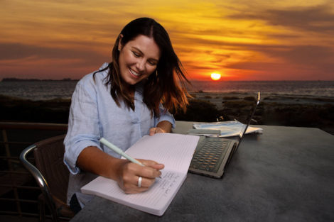 Ela criou uma empresa enquanto viajava o mundo sendo uma nômade digital