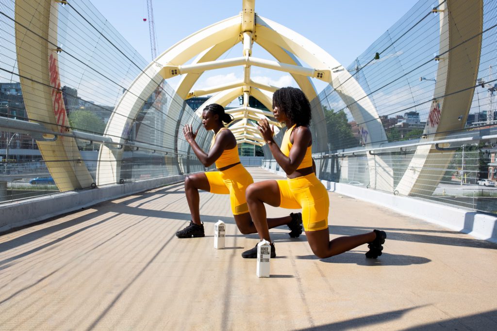 pessoas fazendo alongamento na ponte com roupa amarela